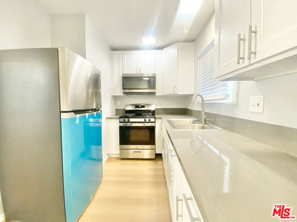 5724 La Mirada Avenue