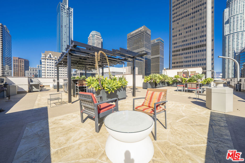 655 S Hope Street 704