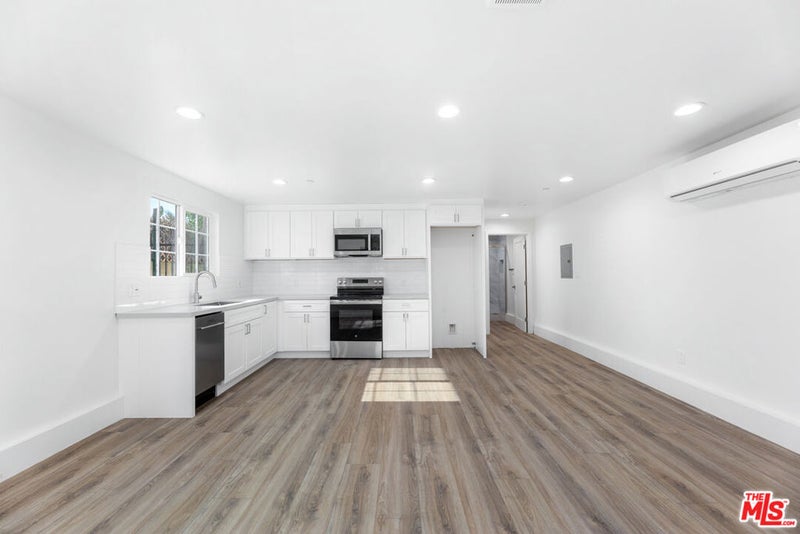 496 E 52nd Street