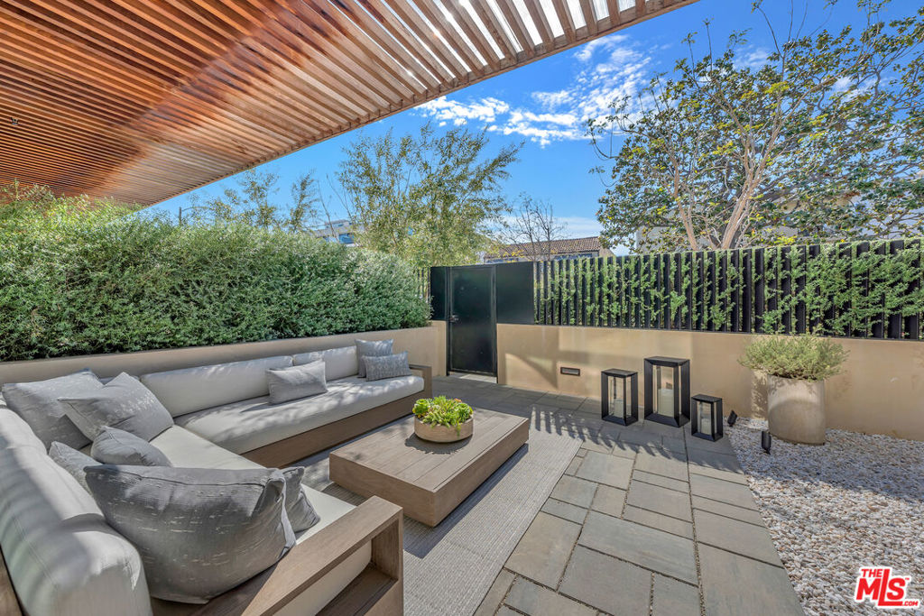 Properties 3 724 N Croft Avenue 102