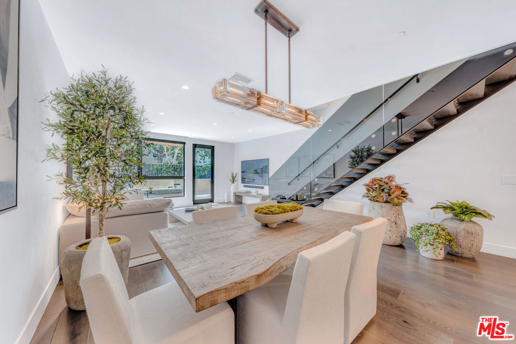 Properties 4 724 N Croft Avenue 102