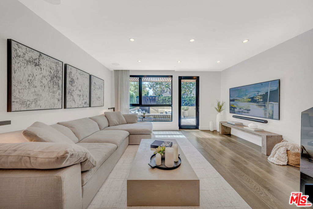 Properties 1 724 N Croft Avenue 102