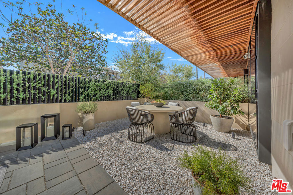 Properties 2 724 N Croft Avenue 102