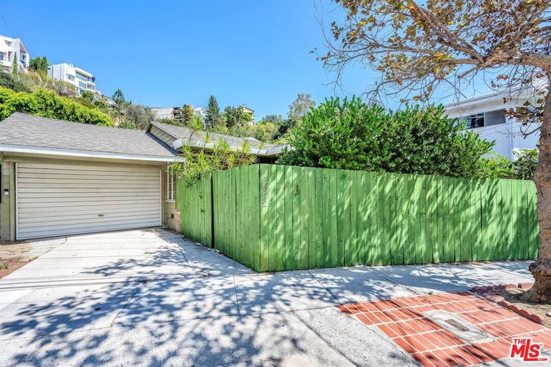 2652 N Beachwood Drive