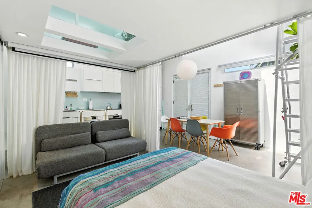 Santa Monica, California 90405, United States, ,1 BathroomBathrooms,Residential,Active,194367