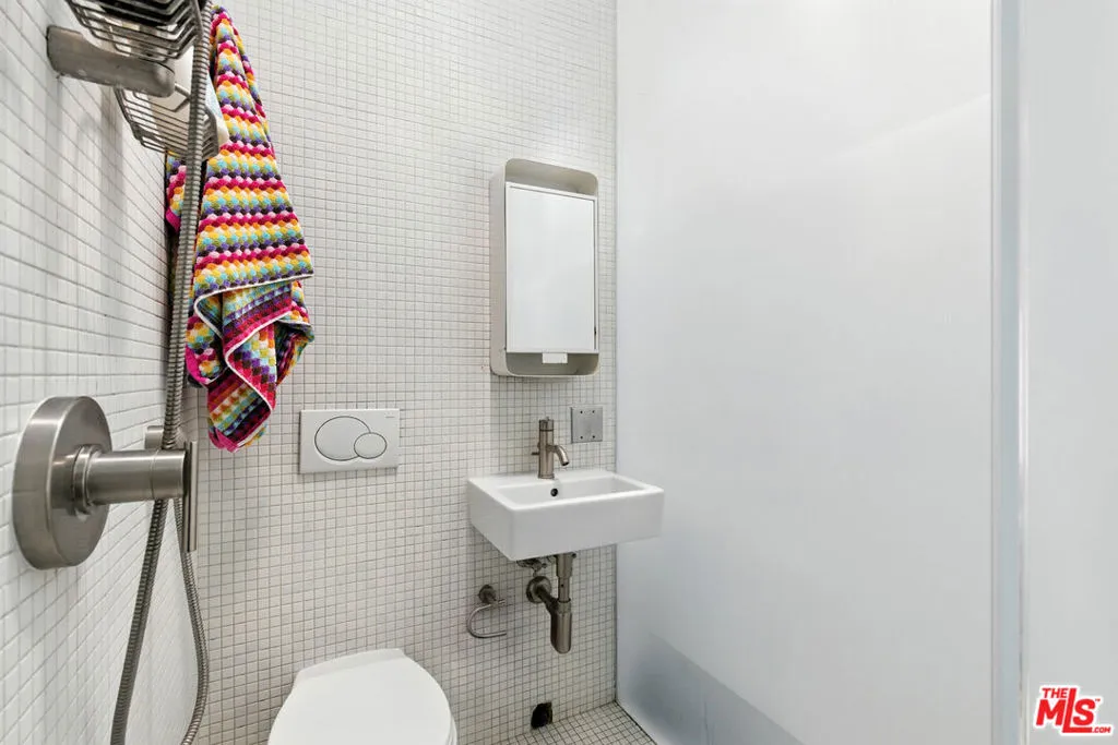 Santa Monica, California 90405, United States, ,1 BathroomBathrooms,Residential,Active,194367