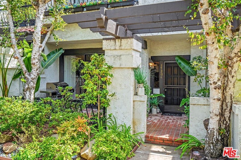 17204 Palisades Circle