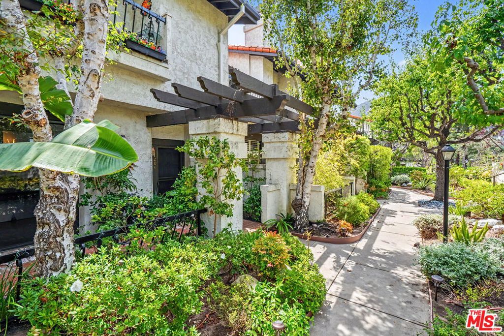 17204 Palisades Circle