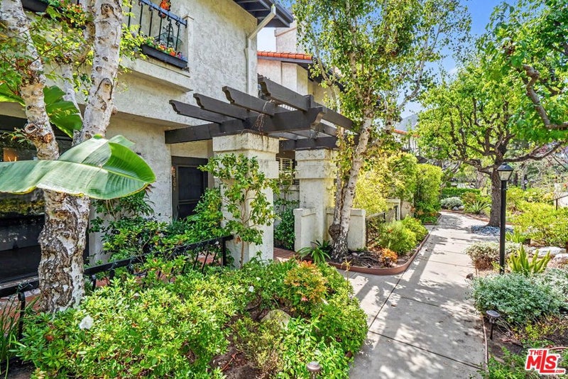 17204 Palisades Circle