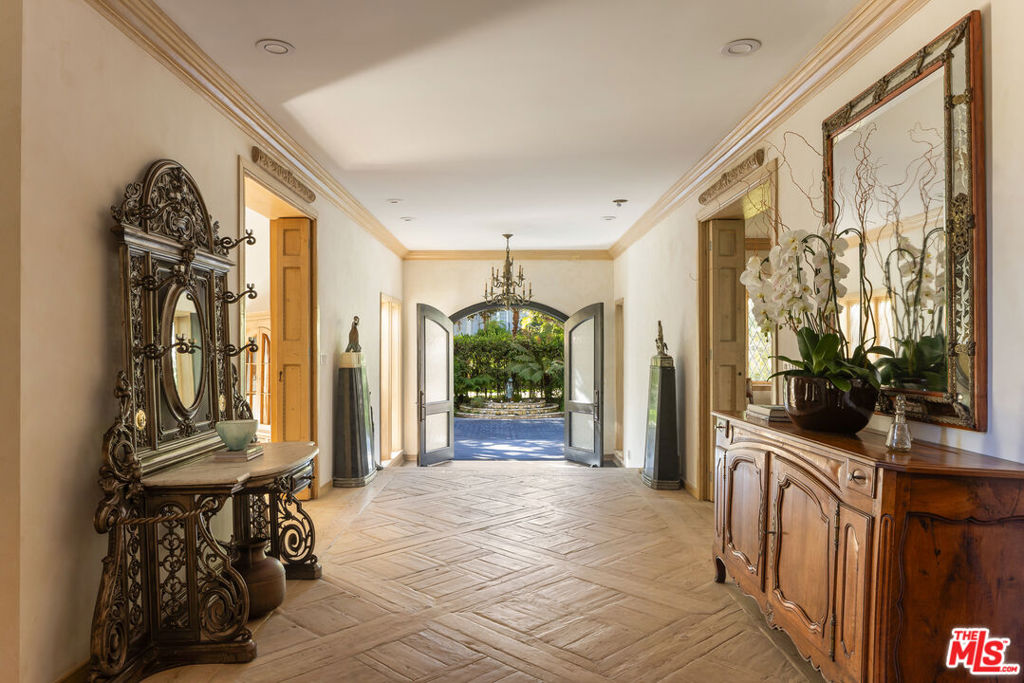 Properties 4 1006 N Rexford Drive