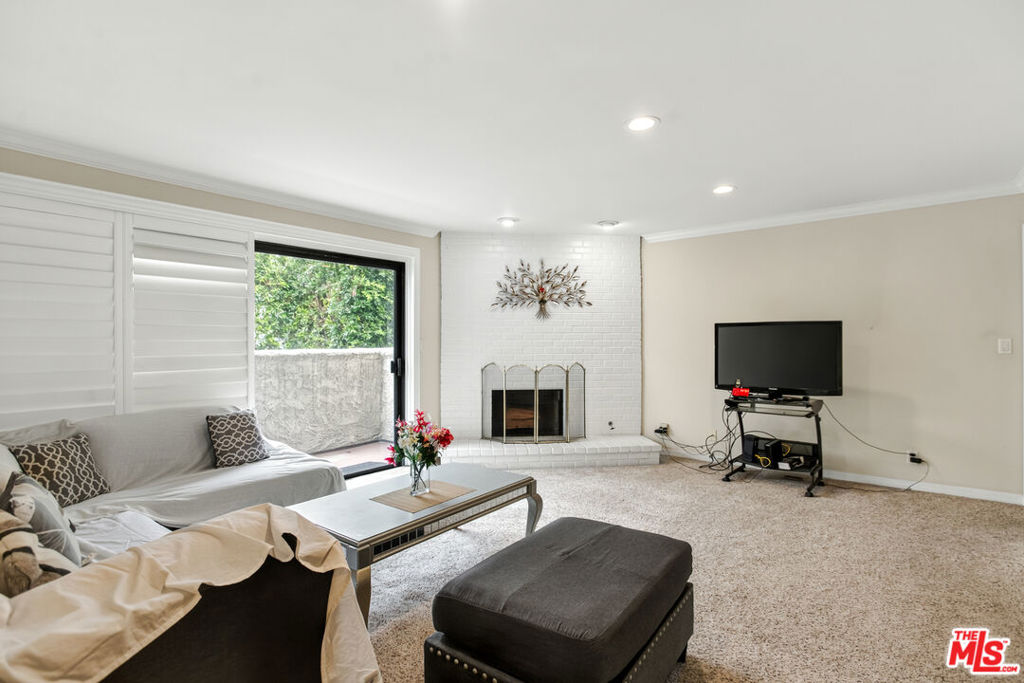 1110 S Shenandoah Street 8