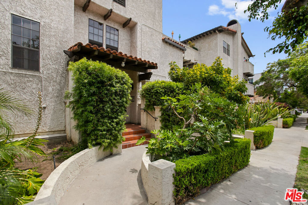 1110 S Shenandoah Street 8