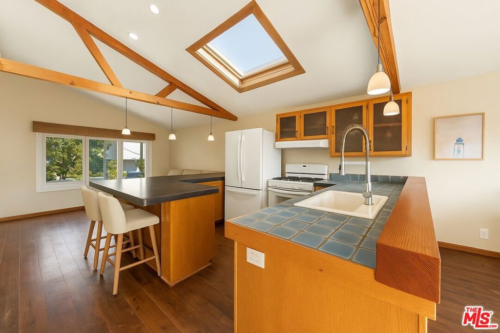 643 Santa Clara Avenue