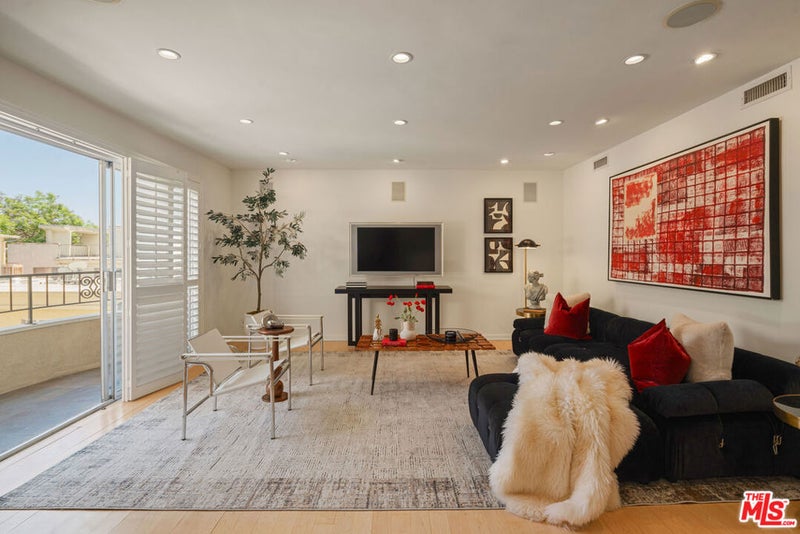 1221 N Kings Road 307