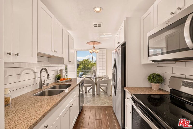 100 S Doheny Drive 402