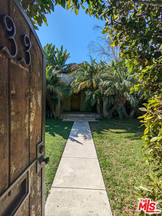 833 N Las Palmas Avenue