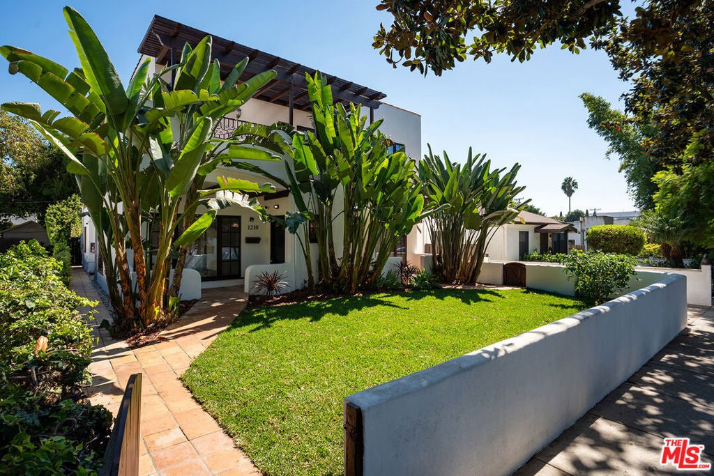 1210 N Poinsettia Drive