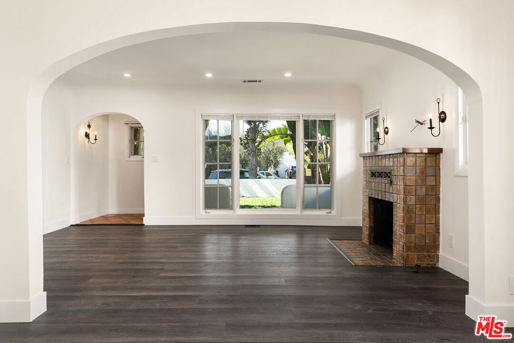 1210 N Poinsettia Drive