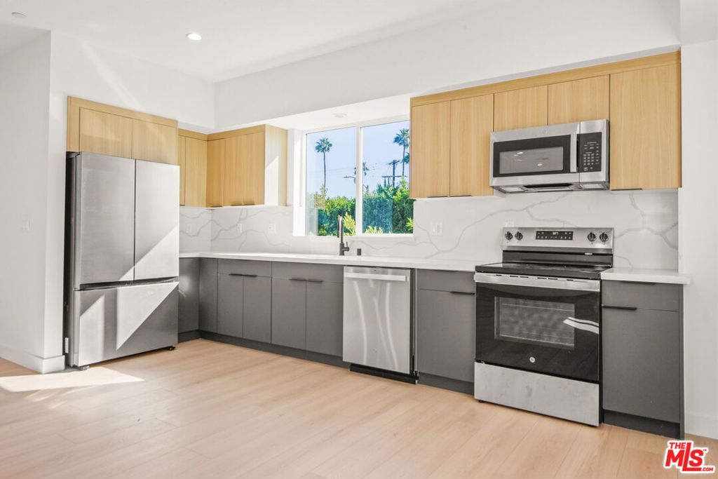 1707 S Burnside Avenue