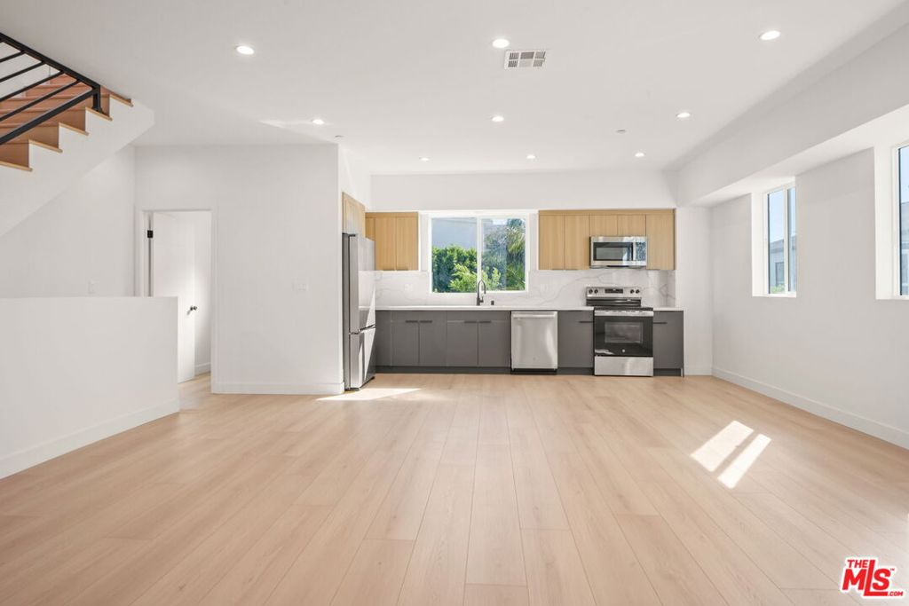 1707 S Burnside Avenue