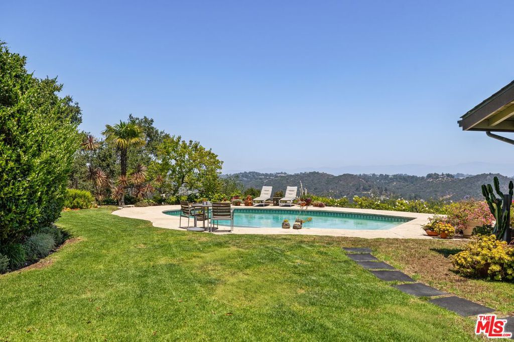 1612 Stradella Road
