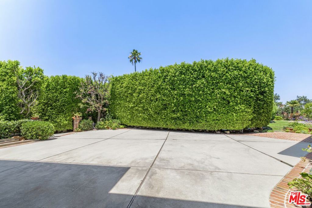 1612 Stradella Road