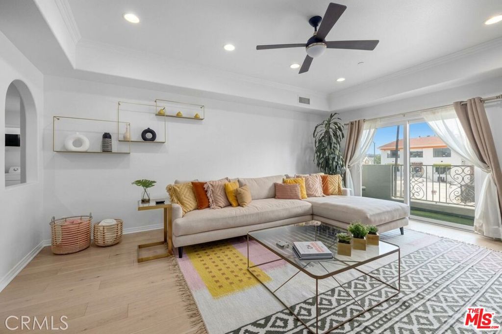 309 S Mariposa Avenue 201