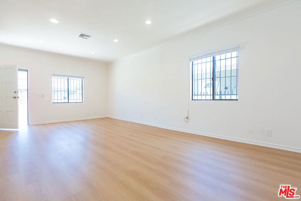 1443 N Mariposa