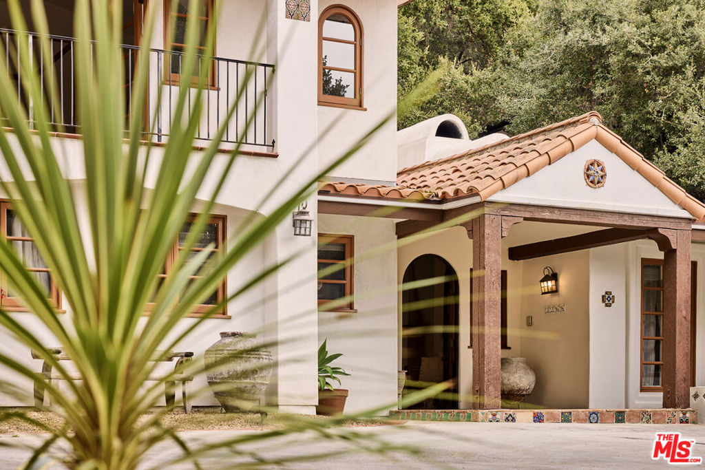 3268 Serra Road