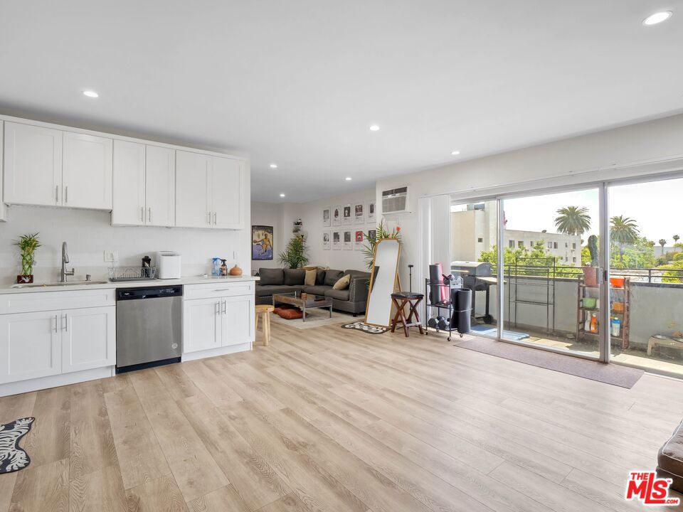 Properties 2 5535 Carlton Way