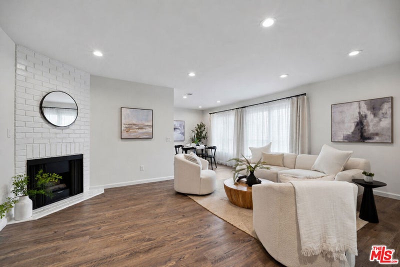 21811 Saticoy Street 23