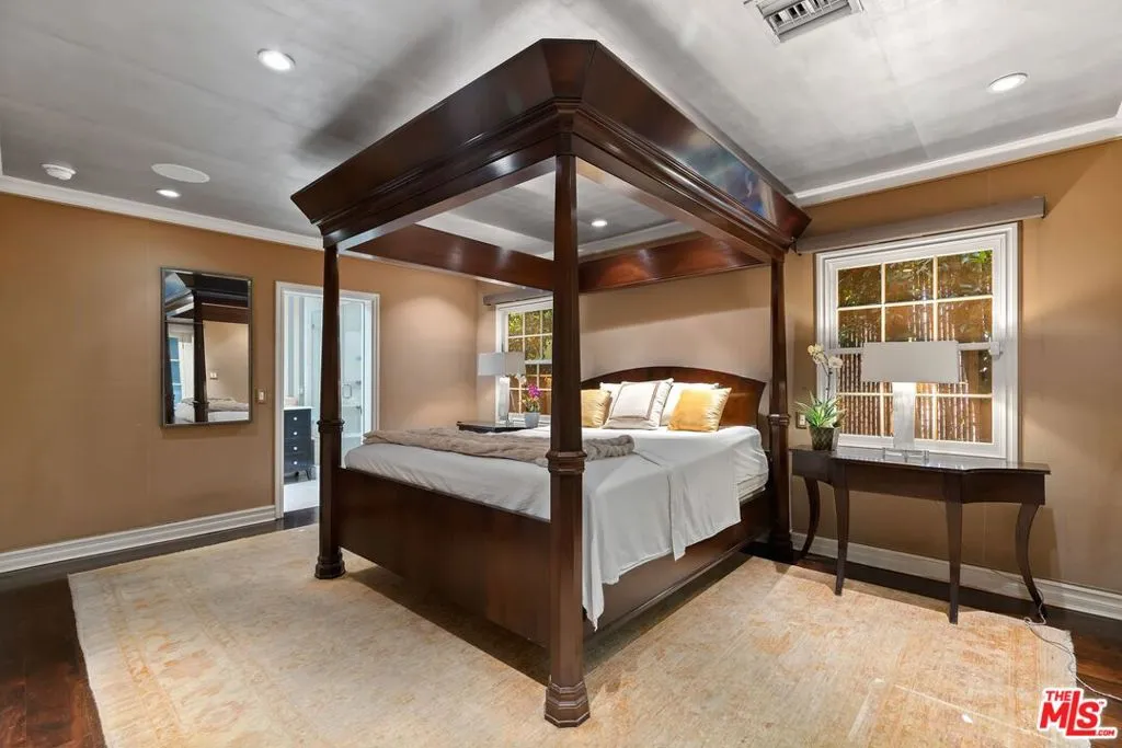 West Hollywood, California 90069, United States, 2 Bedrooms Bedrooms, ,2 BathroomsBathrooms,Residential,Active,137395