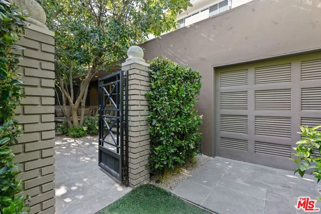 West Hollywood, California 90069, United States, 2 Bedrooms Bedrooms, ,2 BathroomsBathrooms,Residential,Active,137395