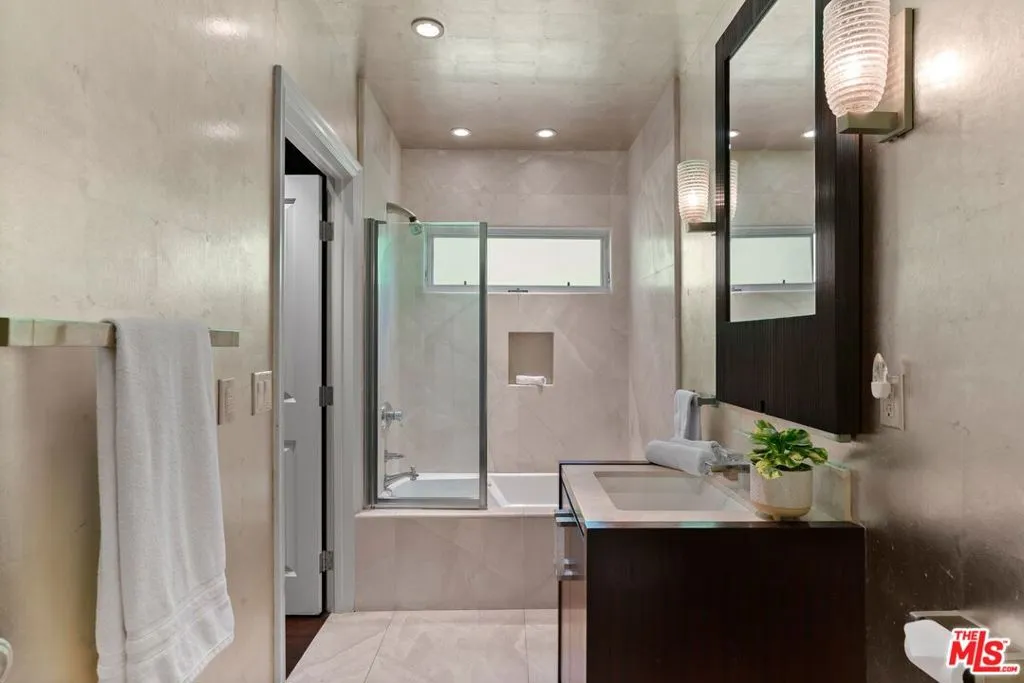 West Hollywood, California 90069, United States, 2 Bedrooms Bedrooms, ,2 BathroomsBathrooms,Residential,Active,137395