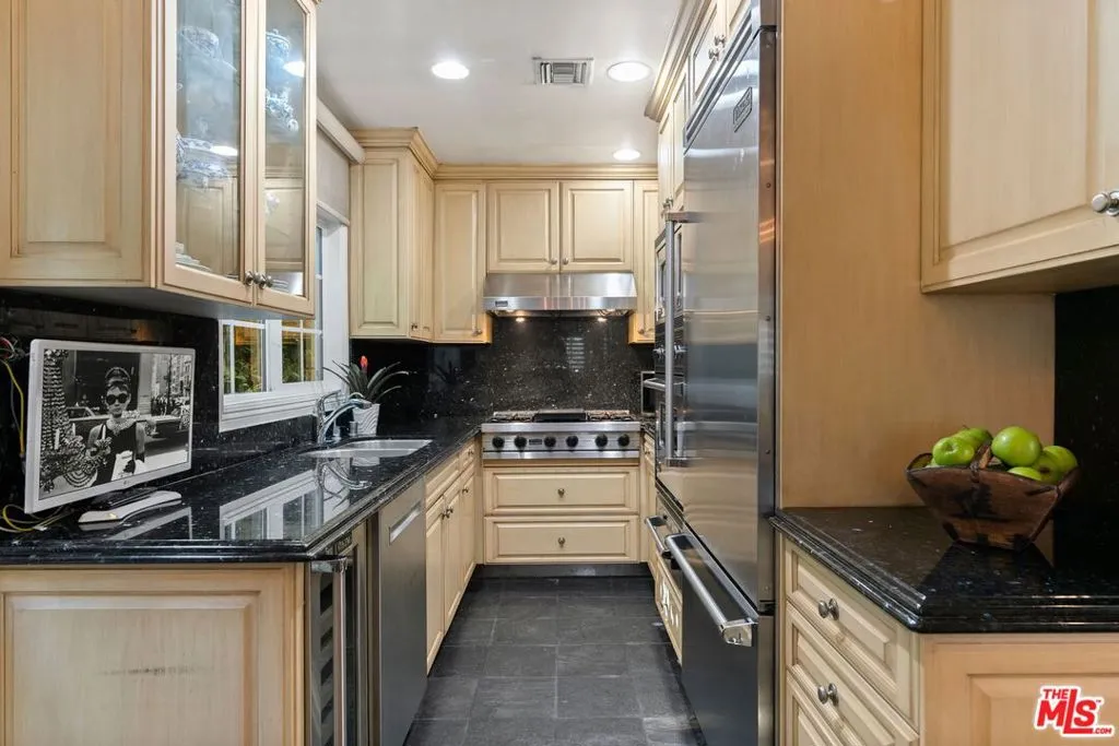 West Hollywood, California 90069, United States, 2 Bedrooms Bedrooms, ,2 BathroomsBathrooms,Residential,Active,137395