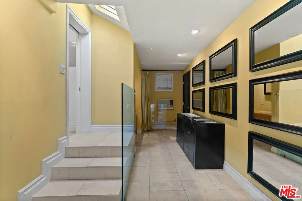 West Hollywood, California 90069, United States, 2 Bedrooms Bedrooms, ,2 BathroomsBathrooms,Residential,Active,137395