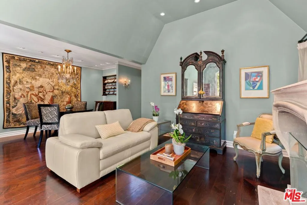 West Hollywood, California 90069, United States, 2 Bedrooms Bedrooms, ,2 BathroomsBathrooms,Residential,Active,137395