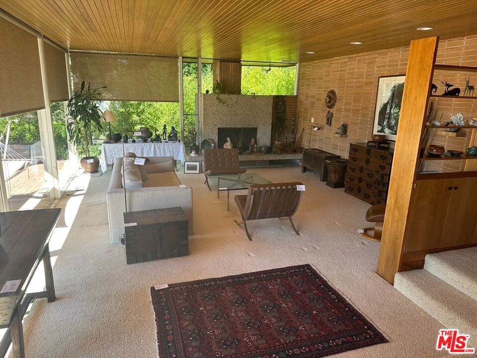 590 N Tigertail Road