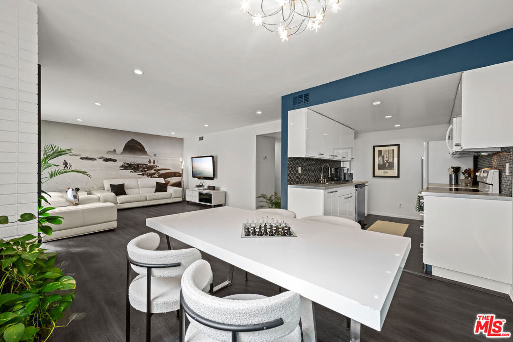 1221 N Kings Road 207