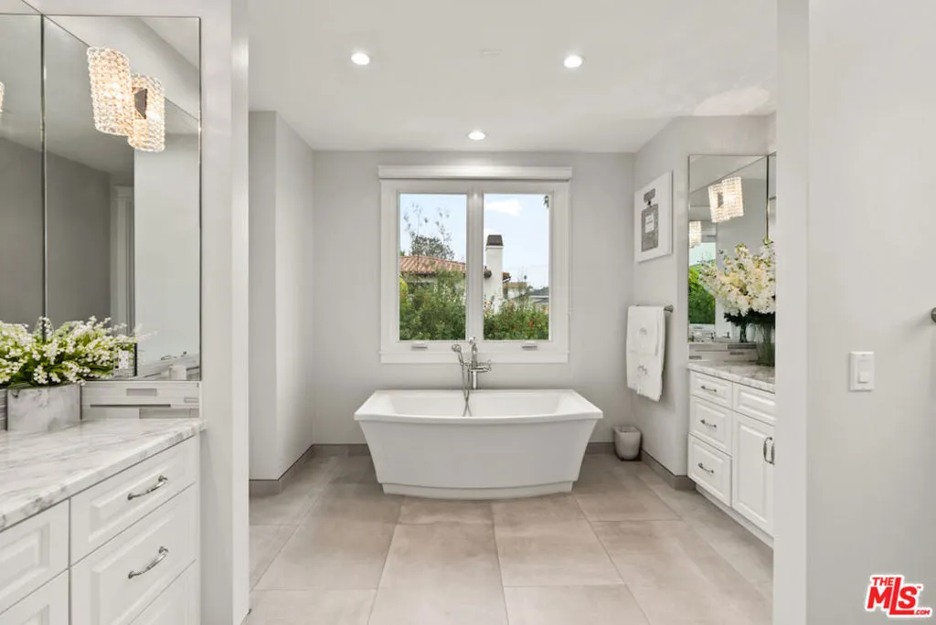 Manhattan Beach, California 90266, United States, 5 Bedrooms Bedrooms, ,7 BathroomsBathrooms,Residential,Active,227260