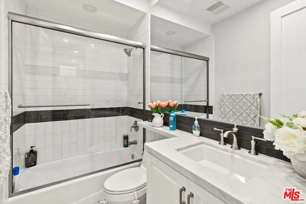 Manhattan Beach, California 90266, United States, 5 Bedrooms Bedrooms, ,7 BathroomsBathrooms,Residential,Active,227260