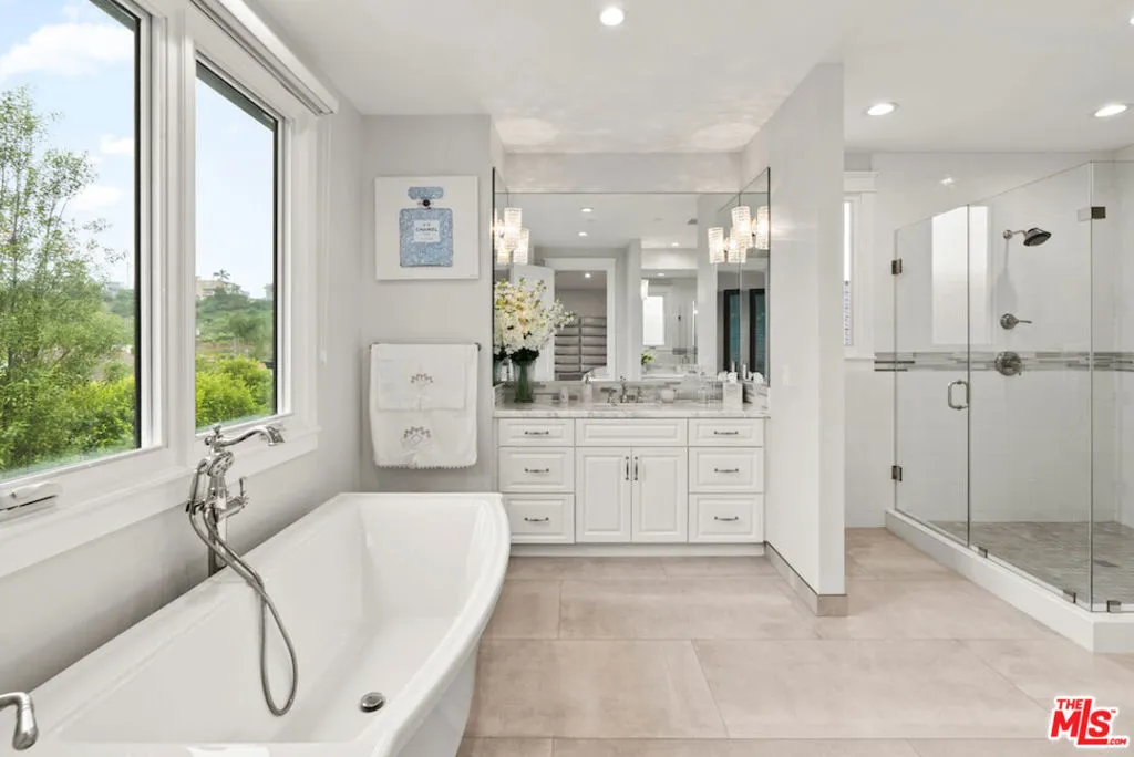 Manhattan Beach, California 90266, United States, 5 Bedrooms Bedrooms, ,7 BathroomsBathrooms,Residential,Active,227260