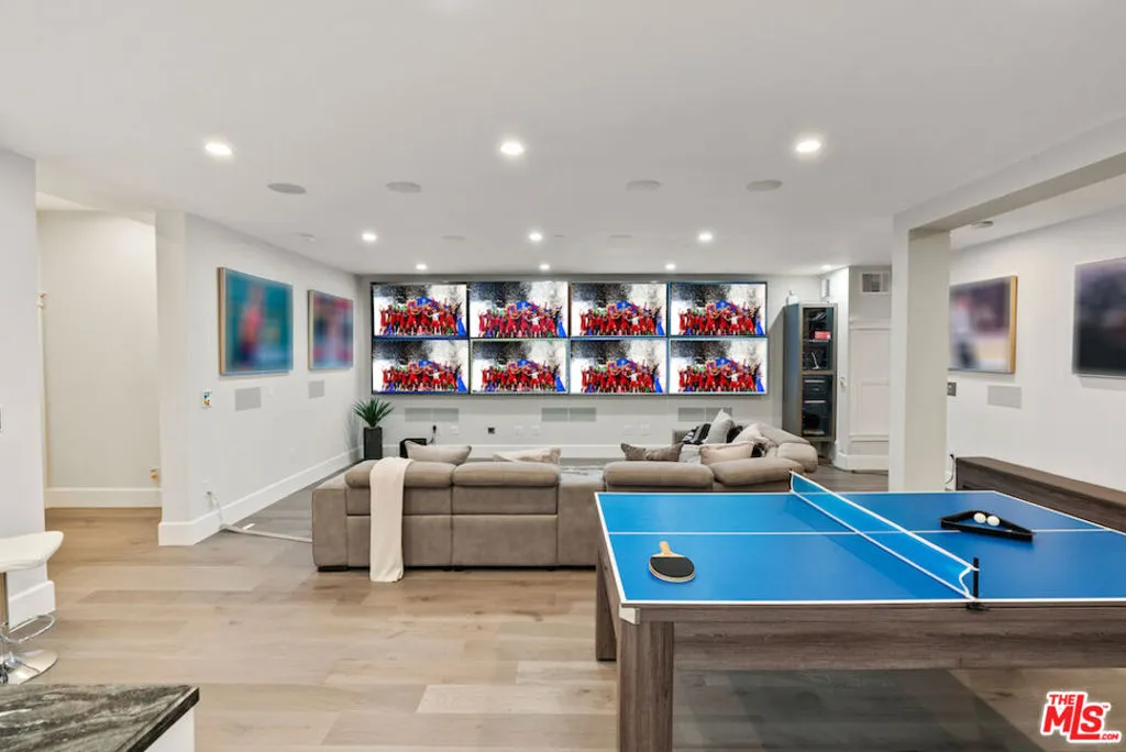 Manhattan Beach, California 90266, United States, 5 Bedrooms Bedrooms, ,7 BathroomsBathrooms,Residential,Active,227260