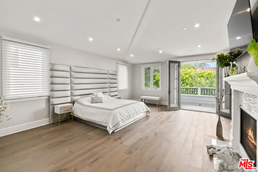 Manhattan Beach, California 90266, United States, 5 Bedrooms Bedrooms, ,7 BathroomsBathrooms,Residential,Active,227260