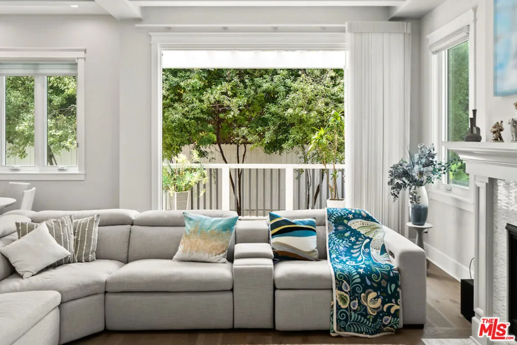 Manhattan Beach, California 90266, United States, 5 Bedrooms Bedrooms, ,7 BathroomsBathrooms,Residential,Active,227260