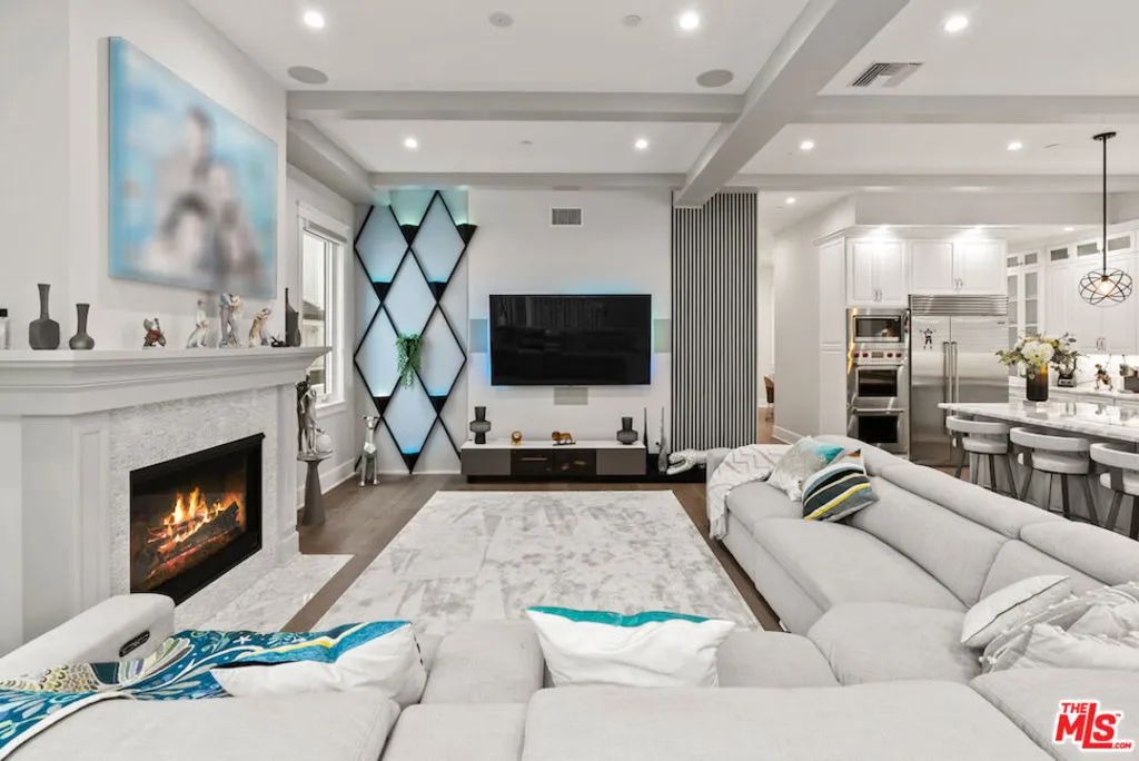 Manhattan Beach, California 90266, United States, 5 Bedrooms Bedrooms, ,7 BathroomsBathrooms,Residential,Active,227260