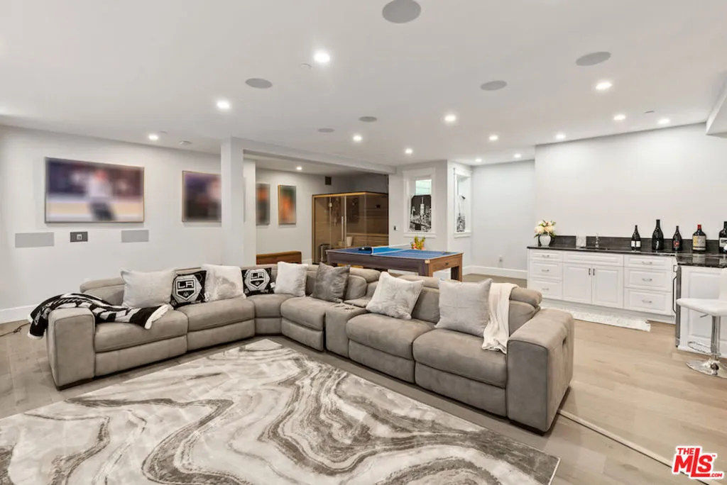 Manhattan Beach, California 90266, United States, 5 Bedrooms Bedrooms, ,7 BathroomsBathrooms,Residential,Active,227260