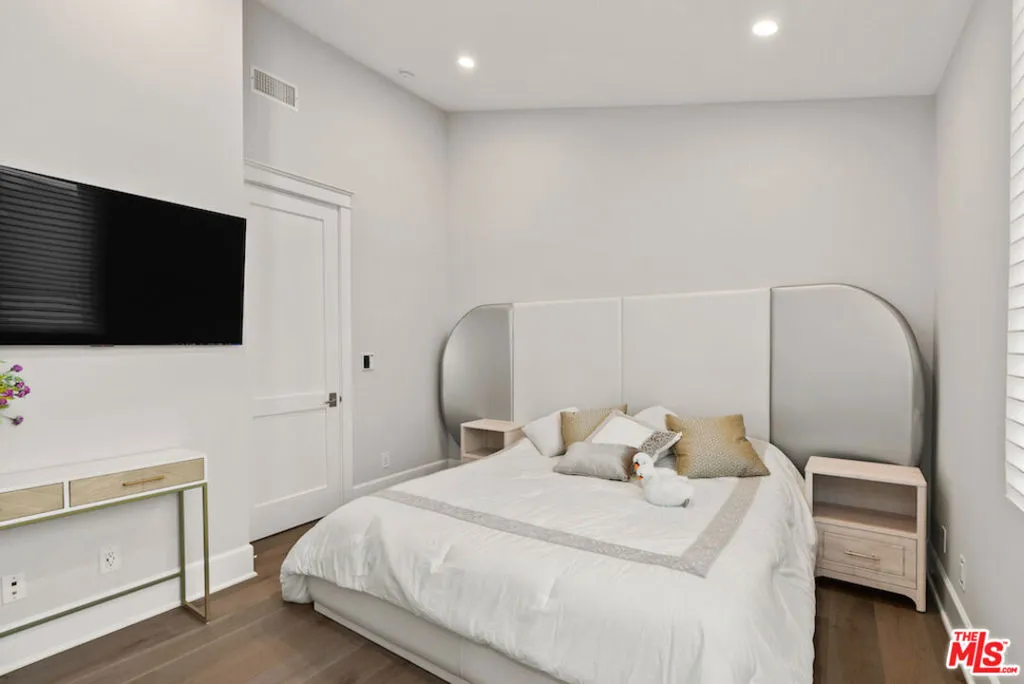 Manhattan Beach, California 90266, United States, 5 Bedrooms Bedrooms, ,7 BathroomsBathrooms,Residential,Active,227260