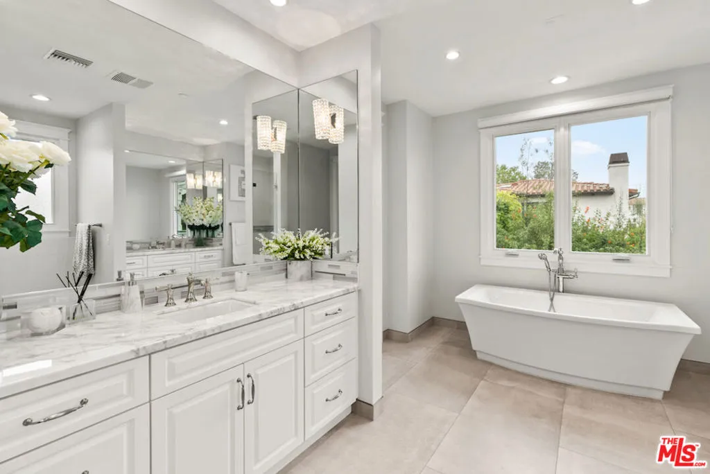 Manhattan Beach, California 90266, United States, 5 Bedrooms Bedrooms, ,7 BathroomsBathrooms,Residential,Active,227260