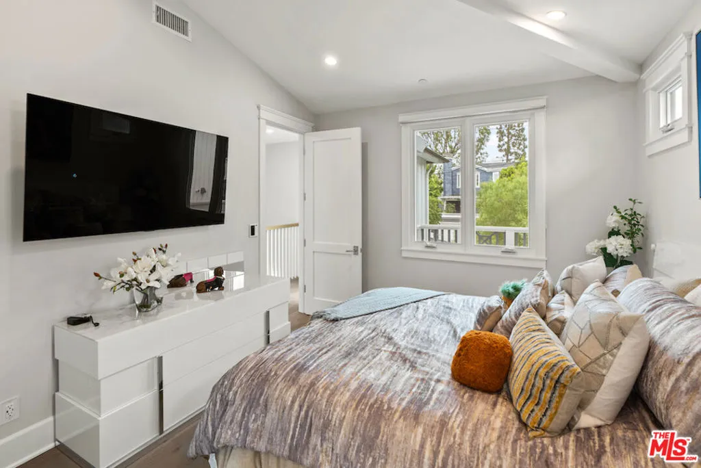 Manhattan Beach, California 90266, United States, 5 Bedrooms Bedrooms, ,7 BathroomsBathrooms,Residential,Active,227260